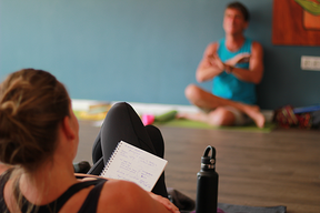 how to pick the right yoga teacher training